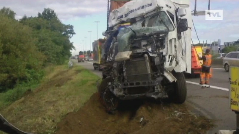 Vrachtwagen over de kop op E313 Beringen