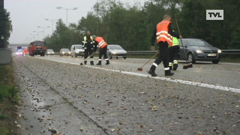 Vrachtwagen verliest lading kiezels op E314