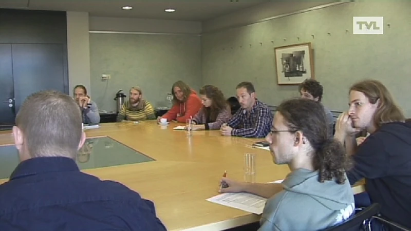 Limburgse jeugd rond de tafel met gedeputeerde Peuskens