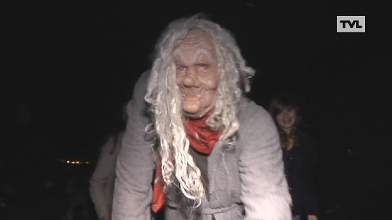 Vic (9 jaar) maakt zelf Halloweendorp