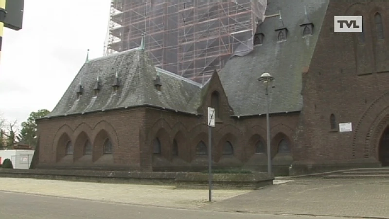 Man klimt op toren van kerk in Eisden