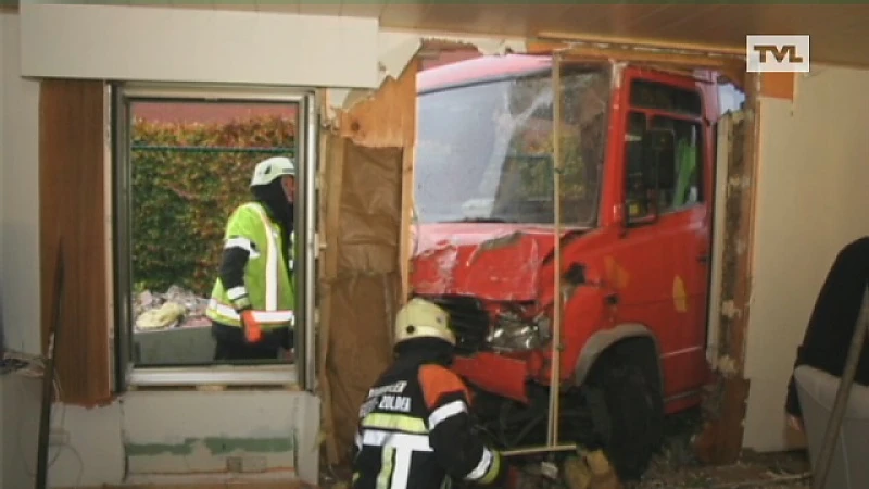 Schoolbus rijdt binnen in huis in Heusden-Zolder