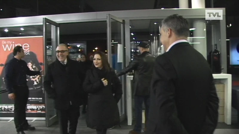 Gloria Estefan overhandigt 8.000 euro aan Hart voor Limburg