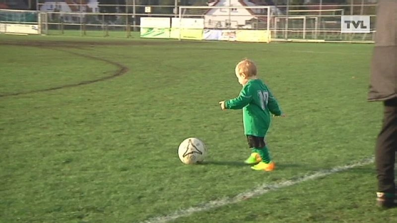 Jongste voetballer in ons land geeft de aftrap