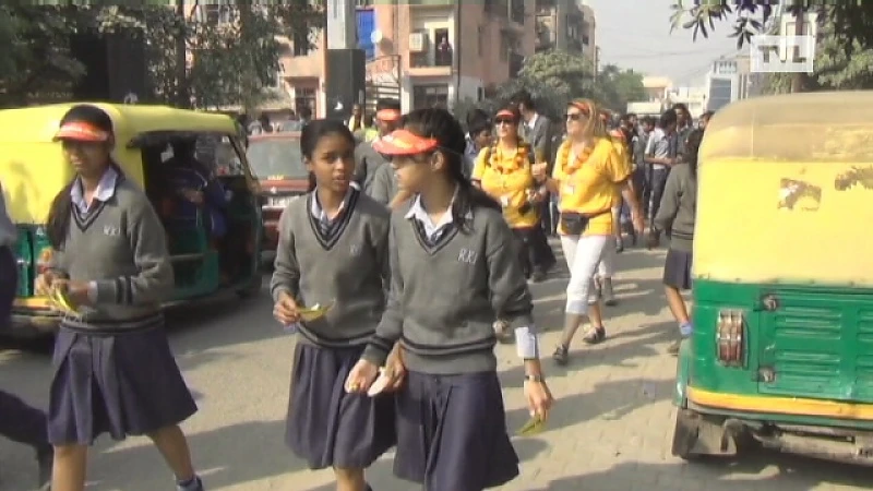 Genkenaren vaccineren Indische kinderen tegen polio