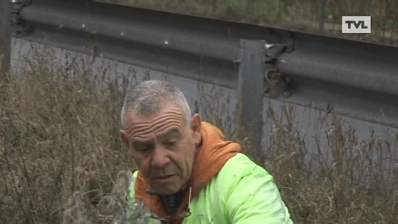 Afvalkunstenaar telt plastic flessen langs de weg