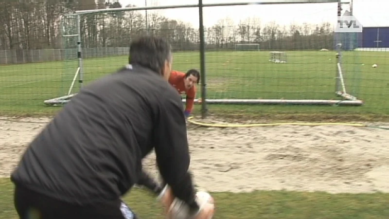 Genk-doelman Laszlo Köteles traint in zijn eentje voort