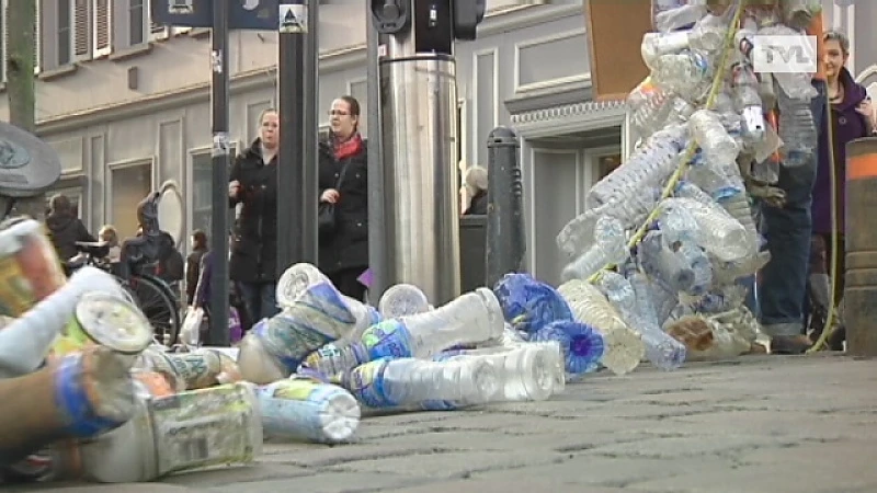 Ludiek protest tegen plastic afval