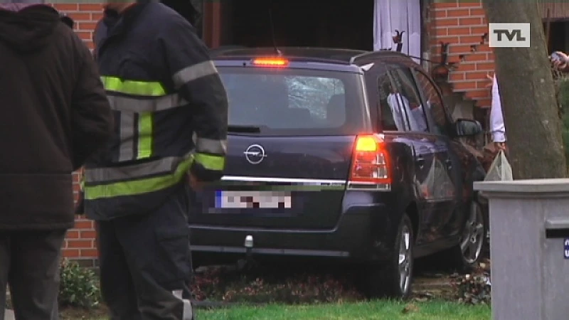 Auto rijdt in huis in Alken