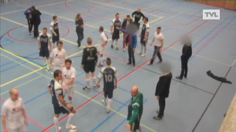 14-jarige deelt klappen uit aan scheidsrechter zaalvoetbal