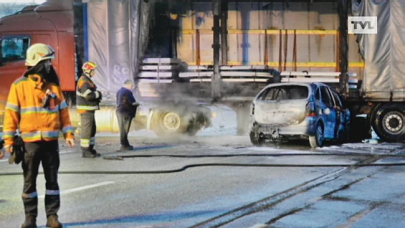 Vrouw zwaargewond na crash tegen vrachtwagen