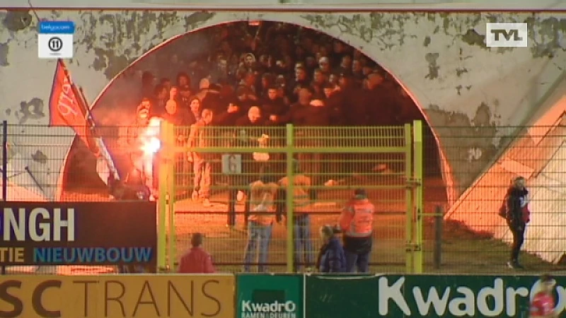 Spelers STVV en Antwerp moeten vluchten voor vuurpijlen