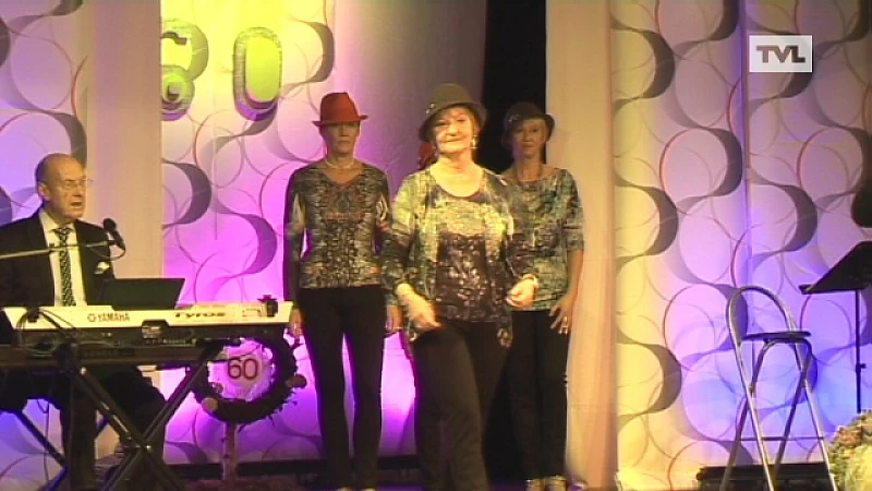 55-plussers showen op de catwalk voor 60 jaar OKRA