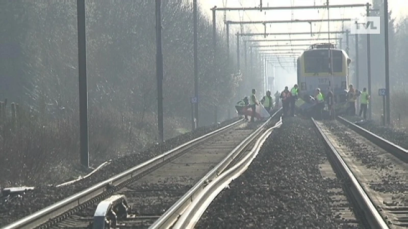 Wagen gegrepen door trein in Herk-de-Stad: 1 dode