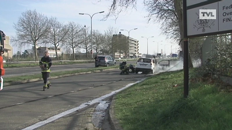 Man en neefje op nippertje uit brandende wagen
