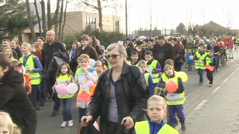 Enorme protestmars voor behoud scholen Koersel en Korspel