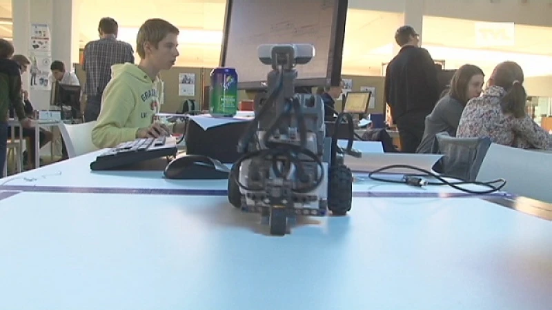 Jongeren laten robots opdraven op UHasselt