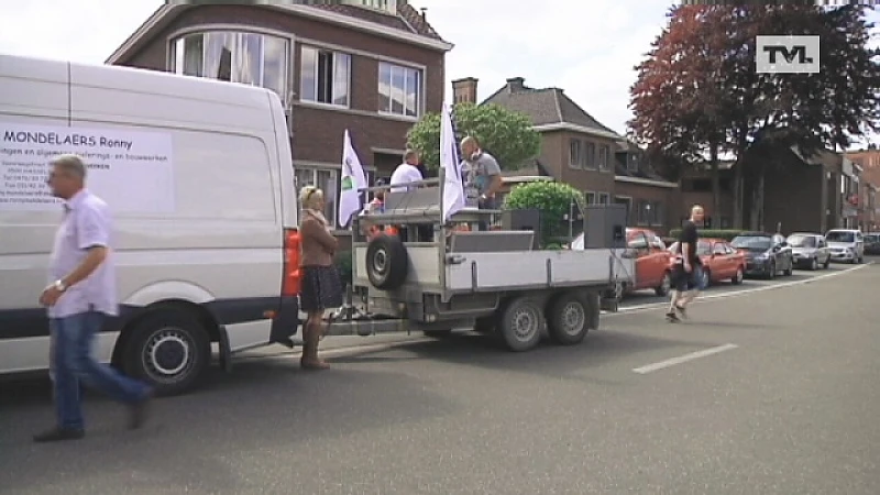 Optocht supporters Sporting Hasselt naar stadion