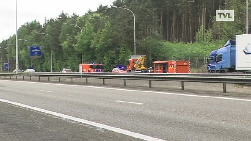 Brandende vrachtwagen op autosnelweg Genk