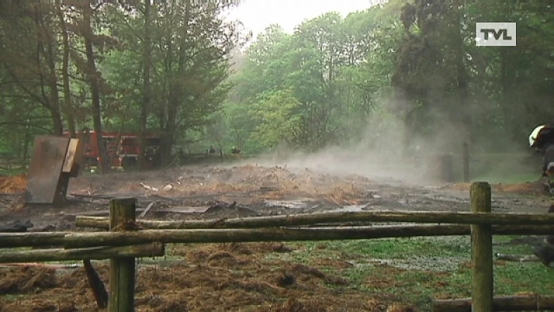 Historische 19e-eeuwse hoeve brandt uit in Bokrijk
