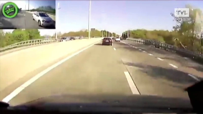 Roekeloze bestuurder ramt ingehaalde wagen