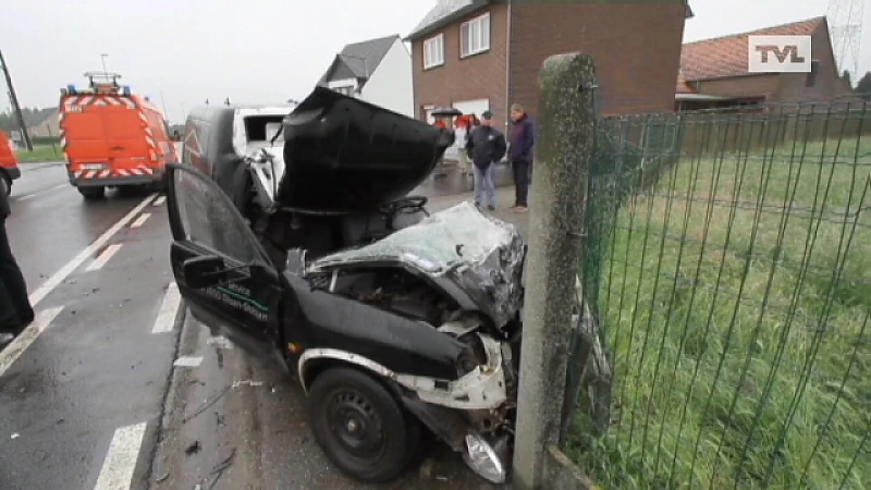 Kinrooi: man in levensgevaar na botsing met vrachtwagen