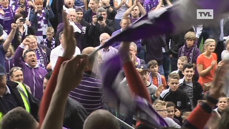 Feestende supporters bestormen veld na zege Patro