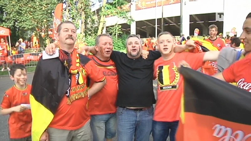 Supporters wuiven Rode Duivels uit