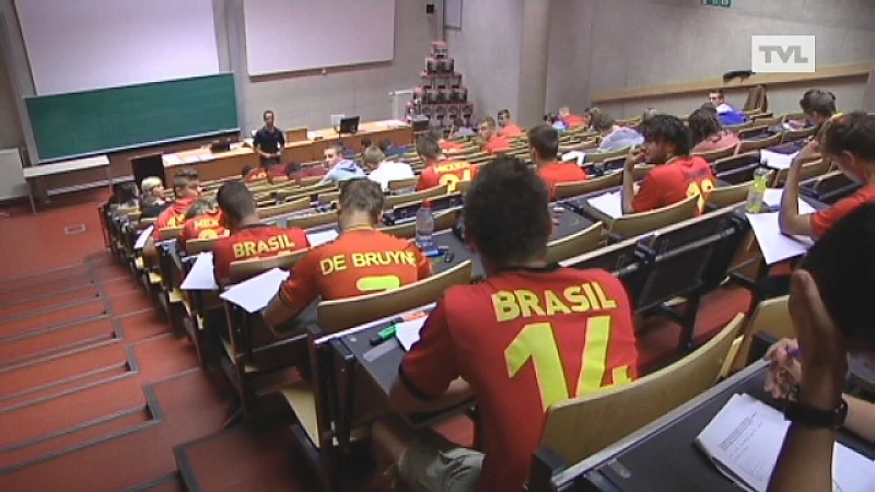 Studenten KHLim verkleed naar examen