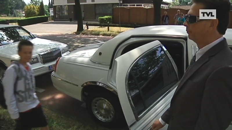 Leerlingen Viversel met limo naar school