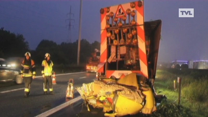 Truck crasht op signalisatiewagen in Beringen
