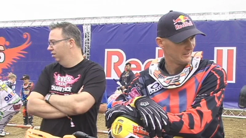 Herlings breekt been op cross van teambaas Everts