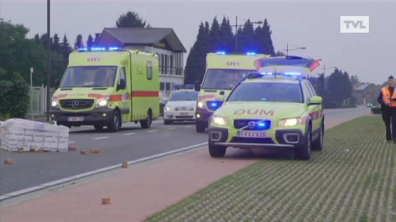 Vrachtwagen met bakstenen zorgt voor ravage na spectaculaire botsing