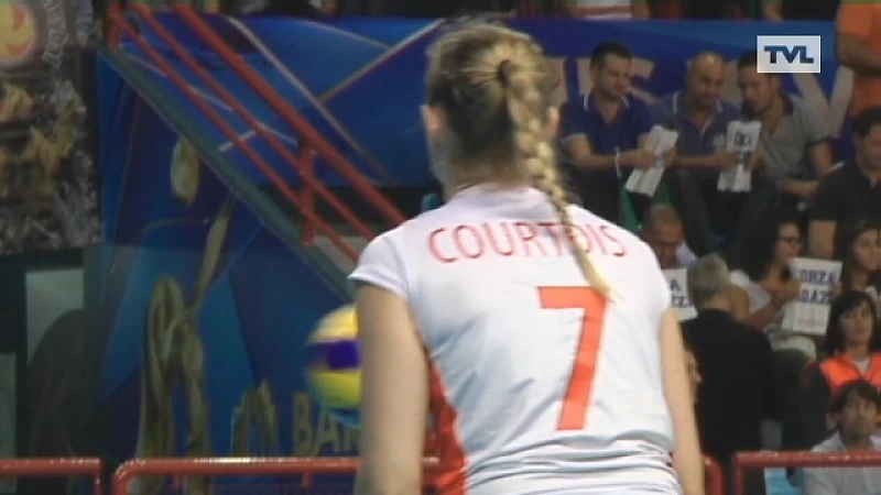 Valérie Courtois krijgt steun van mama Gitte op WK volleybal