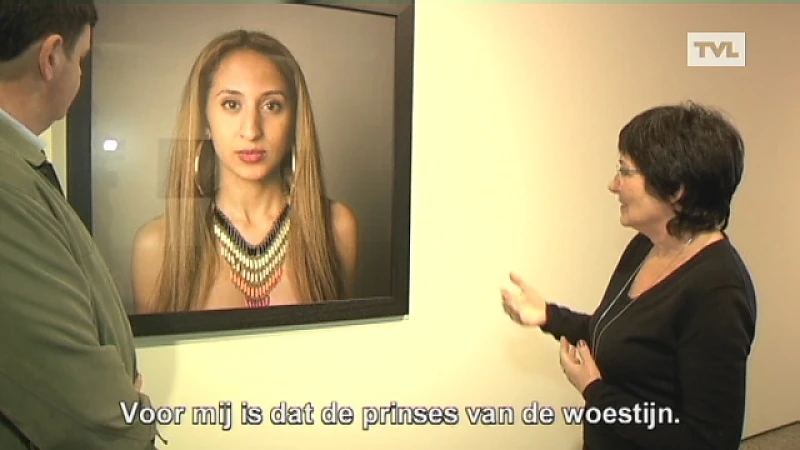 Jonge Marokkaanse vrouwen poseren voor expo over 50 jaar migratie
