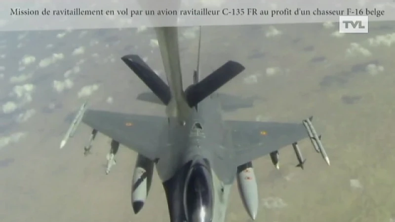 F-16 wordt bijgetankt in de lucht