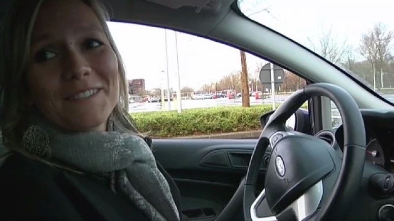 'Vrouwen zijn betere chauffeurs dan mannen': Cynthia doet de test