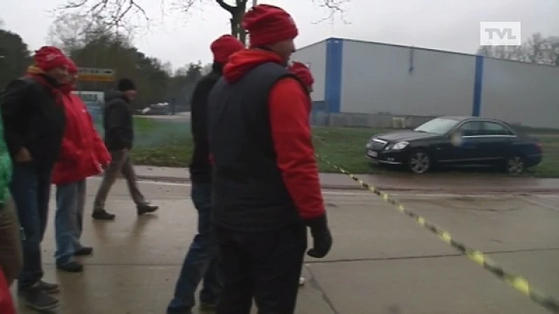 Truck beschadigt wagens aan stakingspiket Tessenderlo