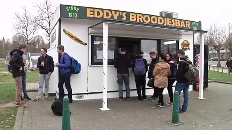 Massaal studentenprotest tegen mogelijke verhuizing Eddy's broodjesbar
