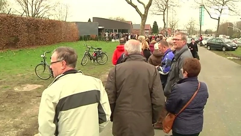 Lange wachtrijen voor laatste groet aan Stevaert