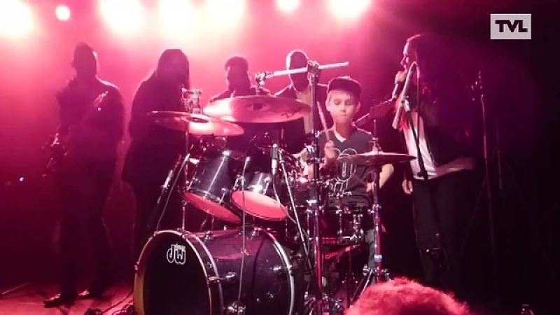Jongen van 11 drumt met Sheila E.