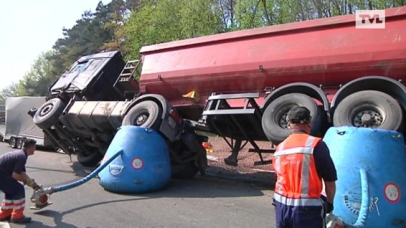 Vrachtwagen kantelt op de E314 in Zolder