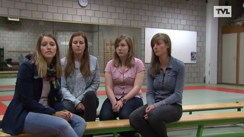 Meisjes getuigen over basketbalcoach die hen naakt onder de douche fotografeerde