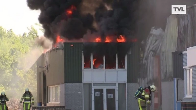 Zware brand zorgt voor enorme rookpluim boven Sittard