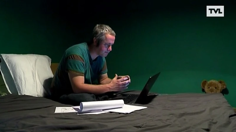 Docent PXL geeft les vanuit zijn bed