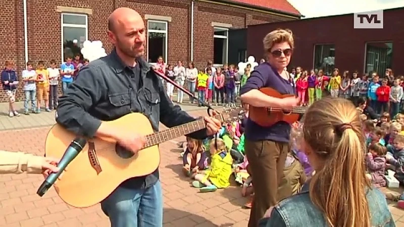Kleuters nemen afscheid van juf met kanker die kookboek schreef