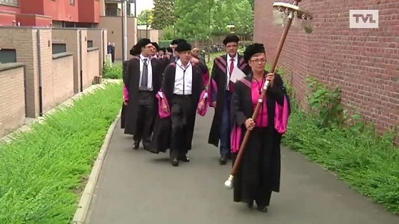 Traditionele togastoet voor nieuwe eredoctors