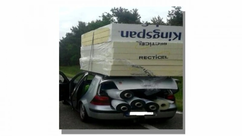 Overladen auto van weg geplukt in Lommel