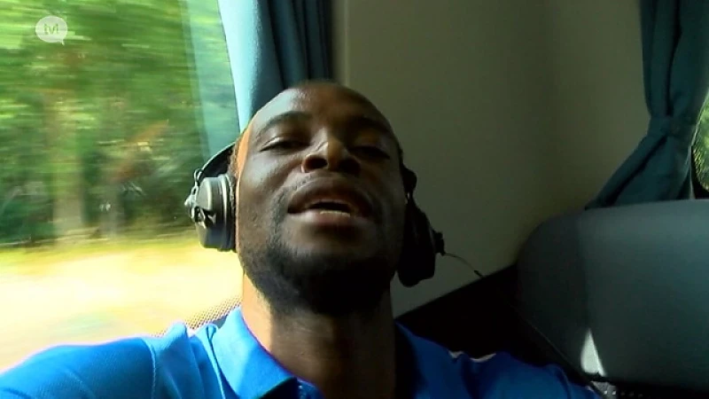 De spelers van KRC Genk stellen hun nieuwe bus voor!