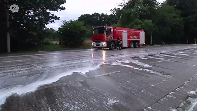 Hardnekkige stankgeur: brandweer spuit weg schoon in Beringen